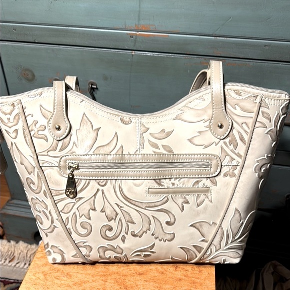 Elegant Floral Embossed Beige Handbag - Picture 3 of 9